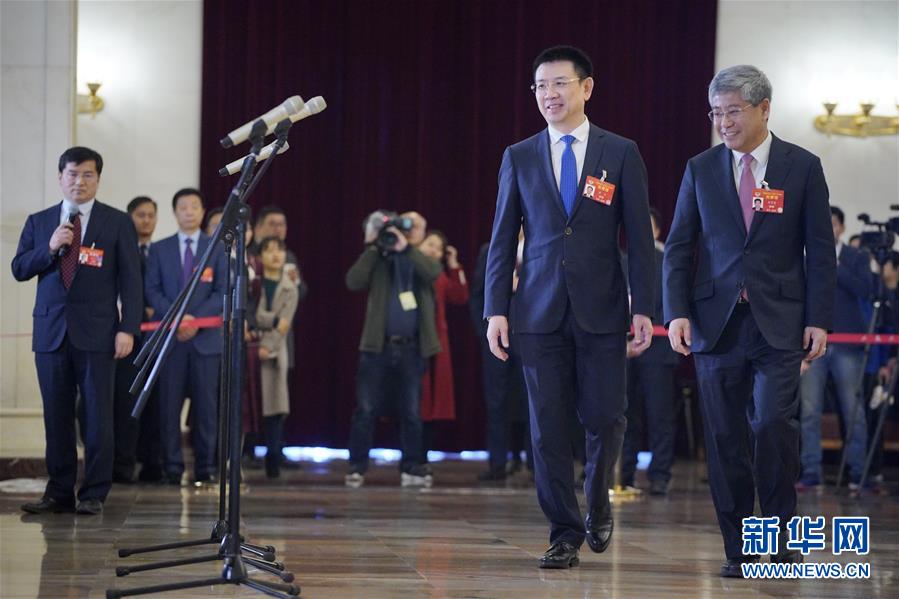 （兩會(huì)&middot;面對(duì)面&middot;XHDW）（1）全國(guó)政協(xié)委員接受采訪