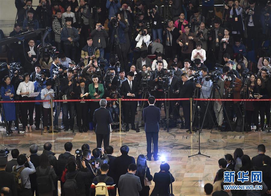 （兩會(huì)&middot;面對(duì)面&middot;XHDW）（19）全國(guó)政協(xié)委員接受采訪