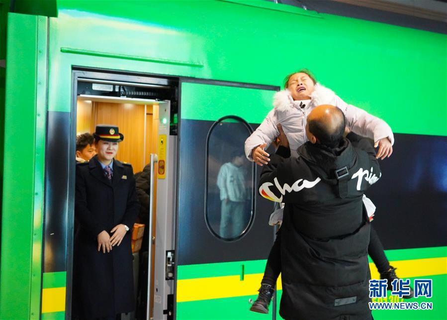 (新春走基層·圖文互動(dòng))(2)站臺(tái)上的“兩塊表”