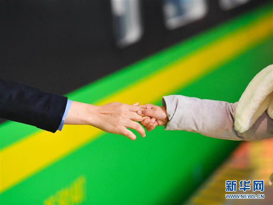 (新春走基層·圖文互動(dòng))(5)站臺(tái)上的“兩塊表”