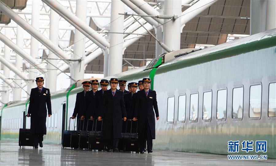 (新春走基層·圖文互動(dòng))(6)站臺(tái)上的“兩塊表”