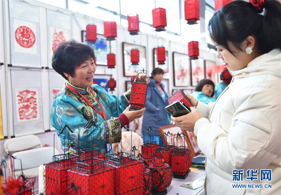 (新春走基層·圖文互動(dòng))(2)年貨有“土味兒” 更有“人情味兒”——北京消費(fèi)扶貧雙創(chuàng)中心見聞