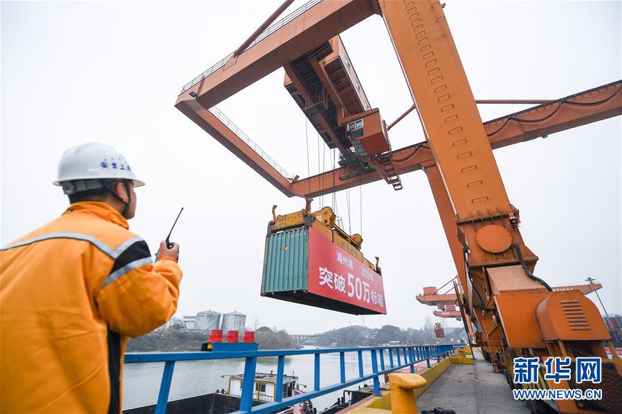 (新華全媒頭條·聚焦中國(guó)經(jīng)濟(jì)成績(jī)單·圖文互動(dòng))(1)為全面建成小康社會(huì)奠定堅(jiān)實(shí)基礎(chǔ)——從2019年數(shù)據(jù)看中國(guó)經(jīng)濟(jì)發(fā)展大勢(shì)