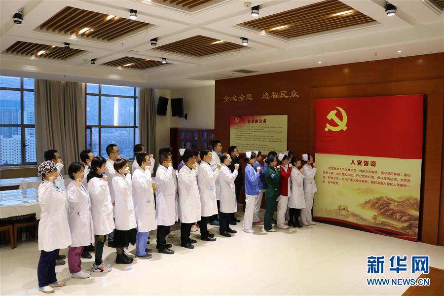 （新華全媒頭條&middot;圖文互動(dòng)）（4）新華社評(píng)論員：危難時(shí)刻，黨員干部要挺身而出&mdash;&mdash;論堅(jiān)決打贏疫情防控阻擊戰(zhàn)