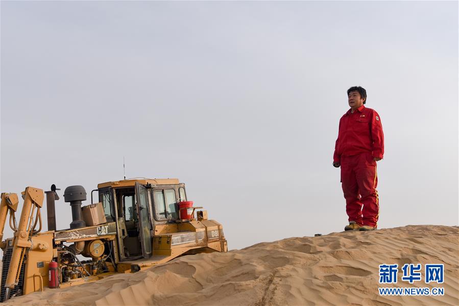 （新春走基層&middot;圖文互動）（1）特寫：與車為伴，獨(dú)行沙海