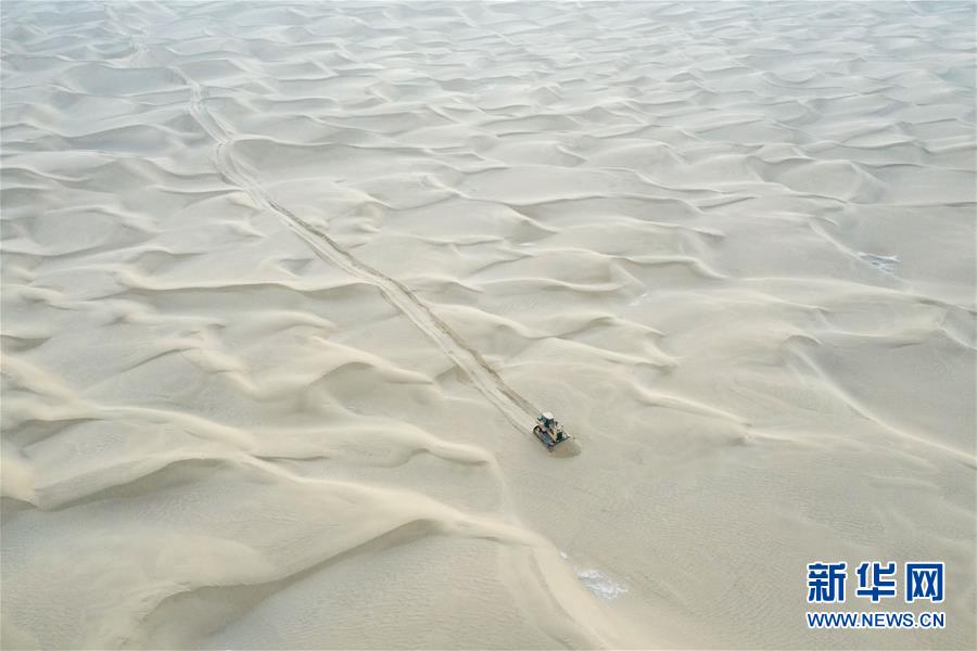 （新春走基層&middot;圖文互動）（2）特寫：與車為伴，獨(dú)行沙海