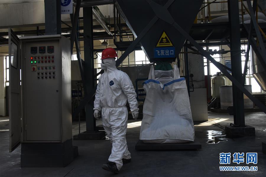 (聚焦疫情防控·圖文互動)(3)另類“白衣戰(zhàn)士”:堅守醫(yī)療廢物處置第一線