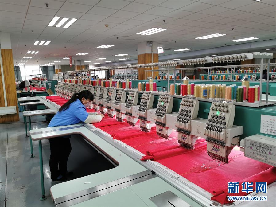 （來(lái)自經(jīng)濟(jì)前沿的故事&middot;企業(yè)復(fù)工復(fù)產(chǎn)&middot;圖文互動(dòng)）（6）&ldquo;開(kāi)門紅包&rdquo;變&ldquo;消毒迎門&rdquo;&mdash;&mdash;長(zhǎng)沙高新區(qū)一家企業(yè)復(fù)工的&ldquo;拼勁&rdquo;