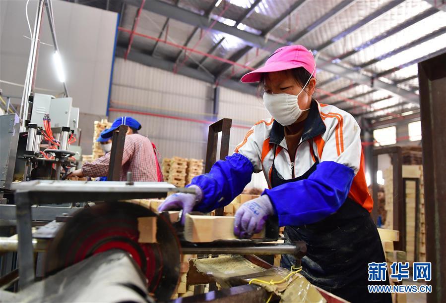 （新華全媒頭條&middot;圖文互動(dòng)）（15）磨難壓不垮 奮起正當(dāng)時(shí)&mdash;&mdash;習(xí)近平總書(shū)記在統(tǒng)籌推進(jìn)新冠肺炎疫情防控和經(jīng)濟(jì)社會(huì)發(fā)展工作部署會(huì)議上的重要講話振奮人心凝聚力量