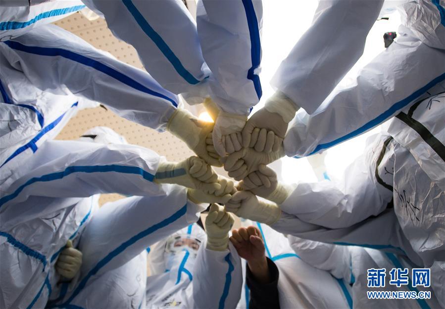 (新華全媒頭條·在習近平新時代中國特色社會主義思想指引下——新時代新作為新篇章·圖文互動)(2)同心戰(zhàn)“疫”彰顯人民至上——各地各部門貫徹落實習近平總書記重要指示精神統(tǒng)籌推進疫情防控和經(jīng)濟社會發(fā)展