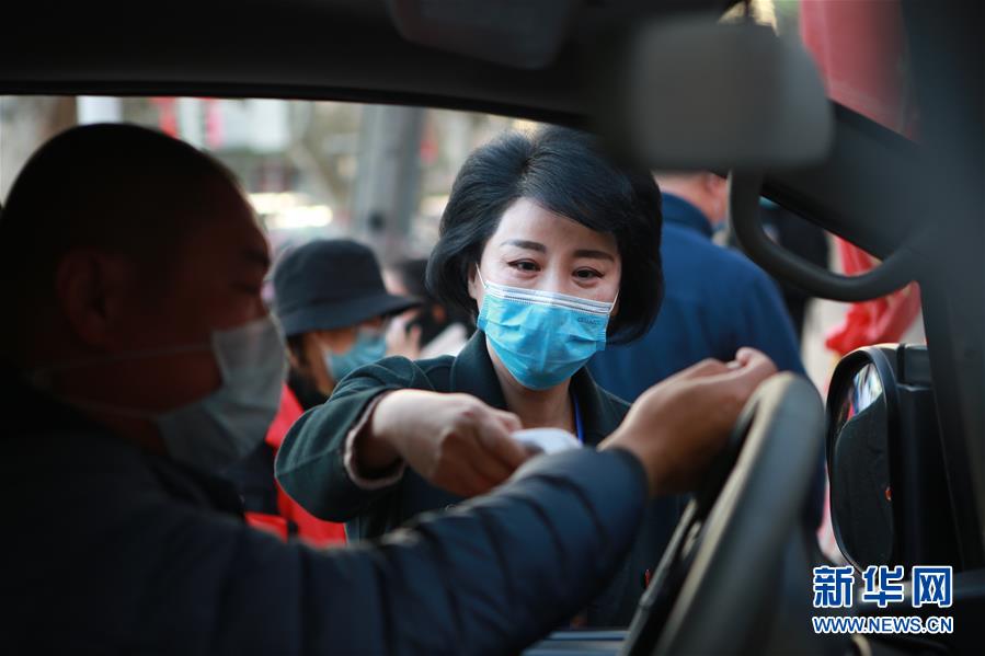 （習(xí)近平致敬的戰(zhàn)&ldquo;疫&rdquo;英雄&middot;下沉干部篇&middot;圖文互動(dòng)）（2）他們，挺身而出守防線