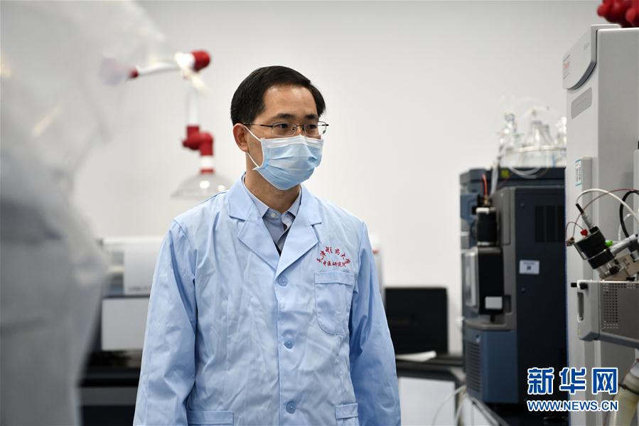 （習近平致敬的戰(zhàn)&ldquo;疫&rdquo;英雄&middot;科技工作者篇&middot;圖文互動）（6）他們，爭分奪秒與病魔較量