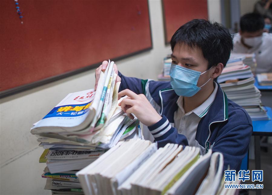 (聚焦疫情防控)(6)直擊武漢高三年級(jí)復(fù)學(xué)現(xiàn)場(chǎng)