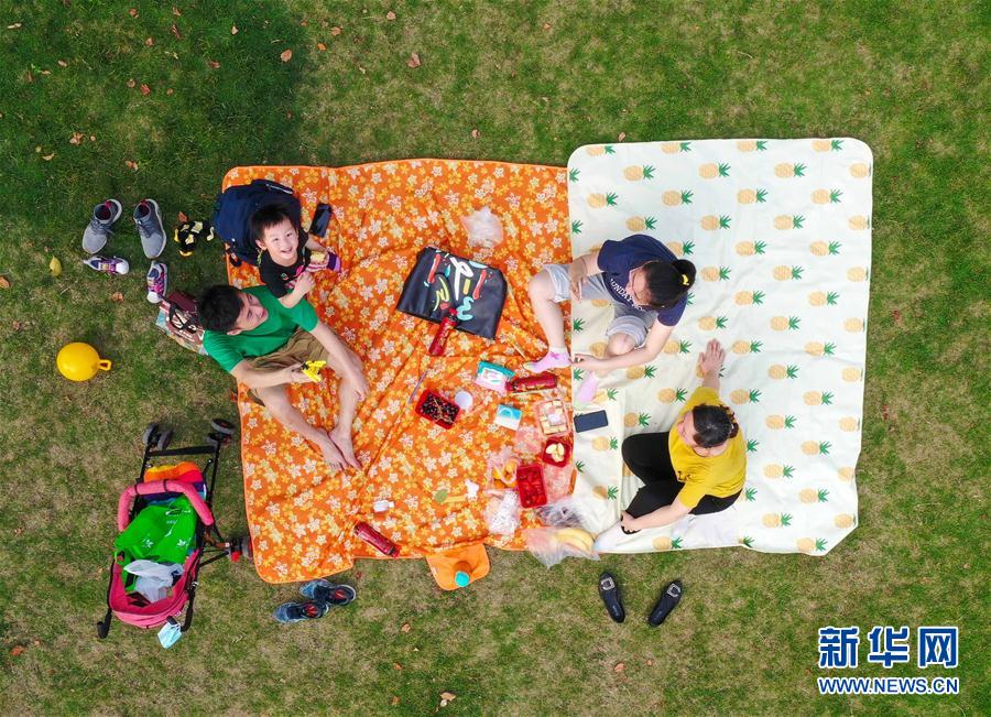 （新華全媒頭條&middot;圖文互動）（1）人氣回暖 消費復(fù)蘇 健康出行&mdash;&mdash;加長版&ldquo;五一&rdquo;假期觀察