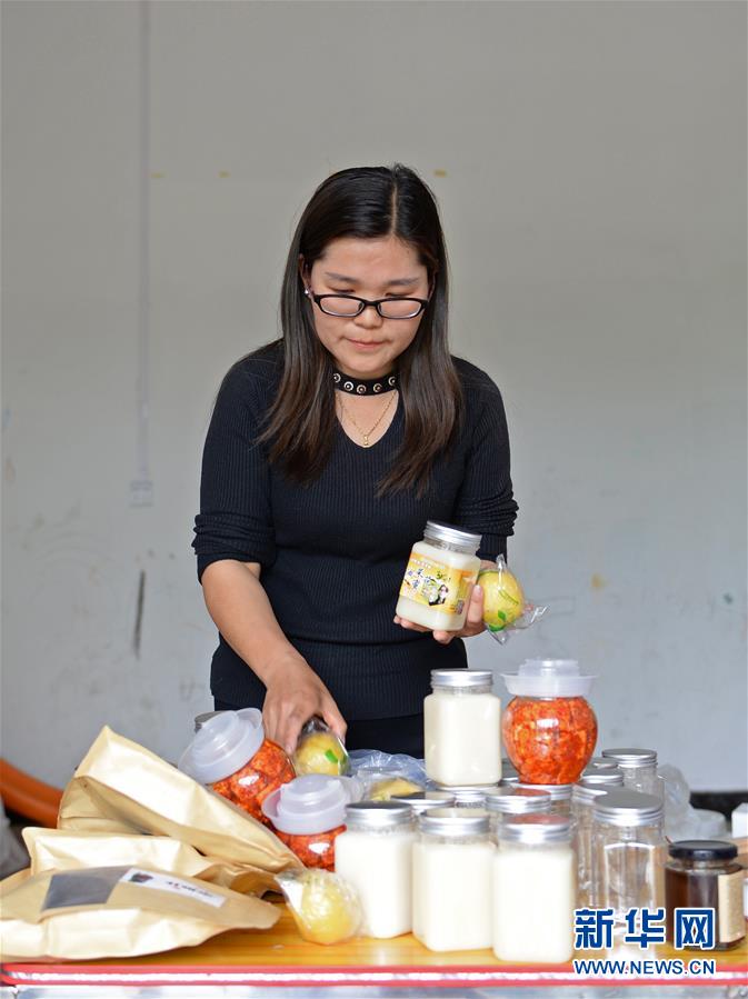 (決戰(zhàn)決勝脫貧攻堅(jiān)·圖文互動(dòng))(1)“蜂妹子”楊春竹:鄉(xiāng)村發(fā)展需要年輕人”