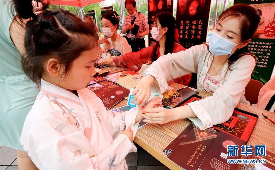 （新華全媒頭條&middot;圖文互動）（7）線上線下消費(fèi)升溫 文旅活動邁上&ldquo;云端&rdquo;&mdash;&mdash;端午假期透視我國經(jīng)濟(jì)高質(zhì)量發(fā)展新動力