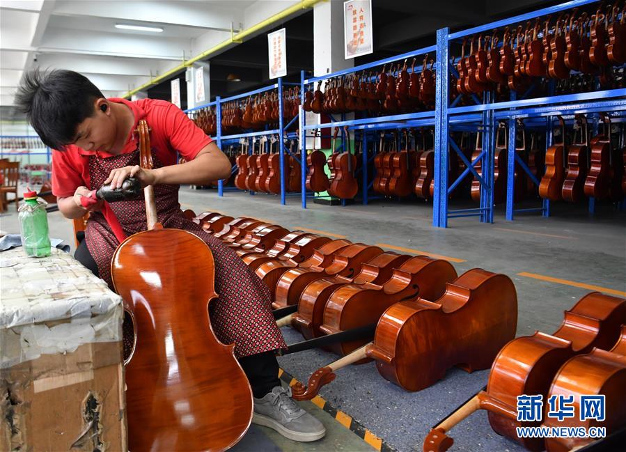 （走向我們的小康生活&middot;圖文互動(dòng)）（1）放下鋤頭，卻撥動(dòng)命運(yùn)的琴弦