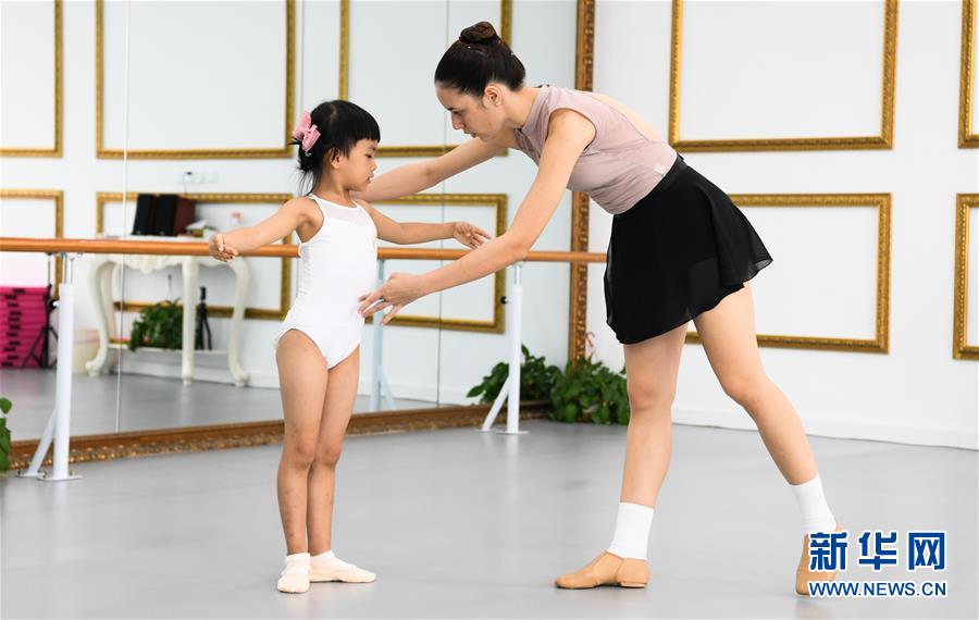 （在習近平新時代中國特色社會主義思想指引下&mdash;&mdash;新時代新作為新篇章&middot;習近平總書記關切事&middot;圖文互動）（10）感受開放新魅力&mdash;&mdash;海南自由貿易港建設開局觀察