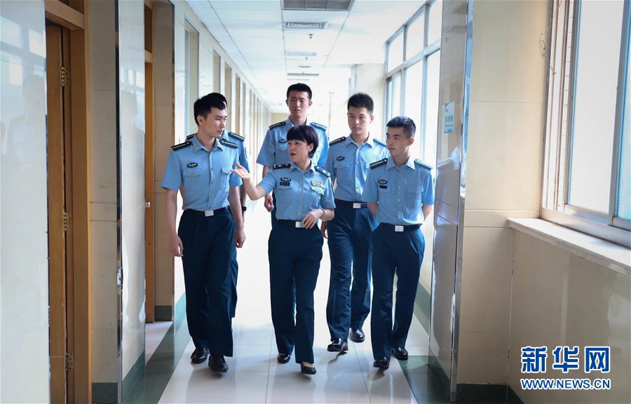 (圖文互動)(3)“白衣戰(zhàn)士”在沖鋒——記“最美新時代革命軍人”仲月霞