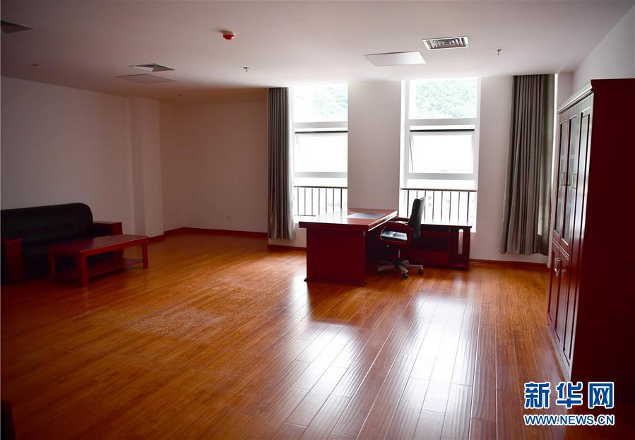 （新華視點&middot;圖文互動）（6）學校建漂亮點本無錯，為何這所&ldquo;豪華中學&rdquo;讓人困惑？