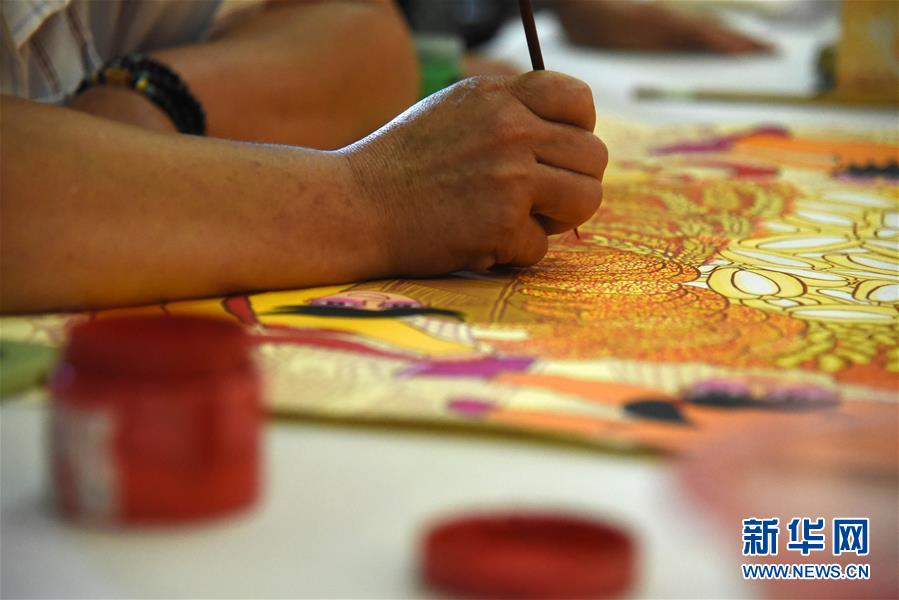 （走向我們的小康生活&middot;圖文互動）（2）放下鋤頭拿畫筆&mdash;&mdash;山東青州農(nóng)民畫繪出美好新生活