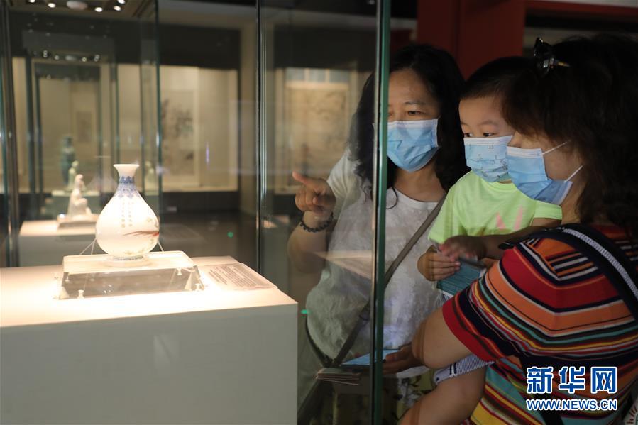 （文化視點(diǎn)&middot;聽文物講故事&middot;圖文互動(dòng)）（1）琺瑯彩玉壺春瓶：乾隆皇帝甄選 成就舉世孤品