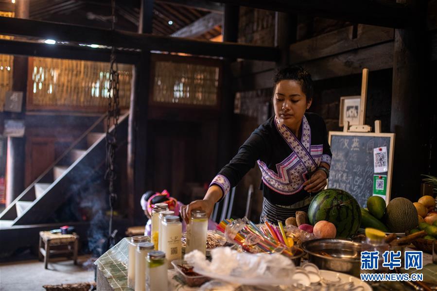 (決戰(zhàn)決勝脫貧攻堅(jiān)·圖文互動(dòng))(3)眼前的生活就是詩和遠(yuǎn)方——藝術(shù)引領(lǐng)云南傣族山村蝶變