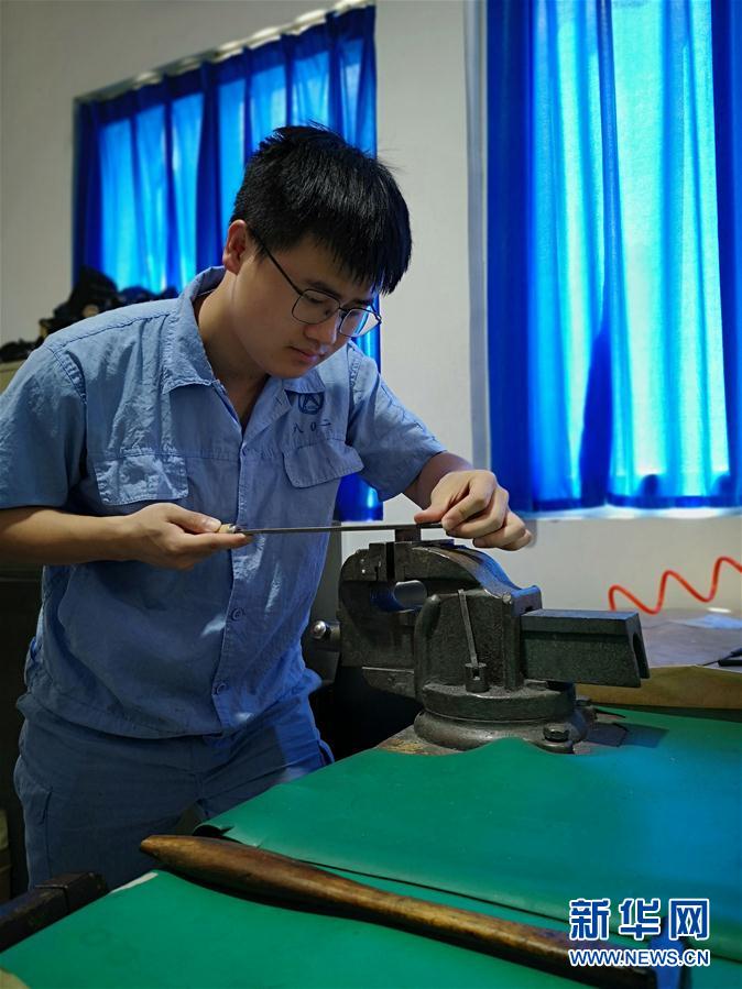 （總書(shū)記推動(dòng)的改革身邊事&middot;教育改革篇&middot;圖文互動(dòng)）（2）特寫(xiě)：&ldquo;95后&rdquo;上海職校生：&ldquo;我的工牌上印著&lsquo;中國(guó)航天&rsquo;&rdquo;