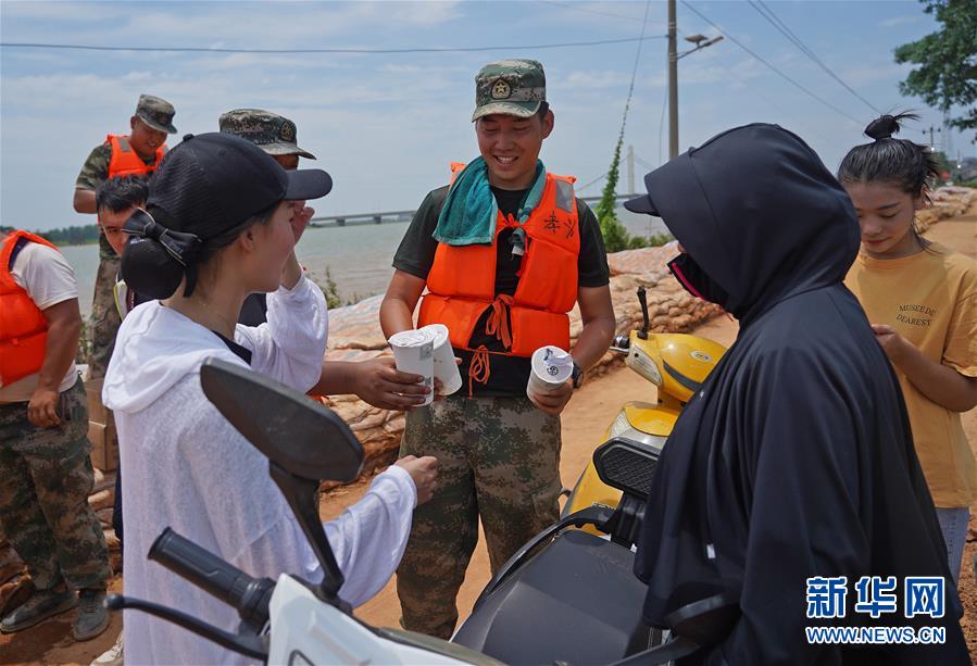 （新華全媒頭條&middot;圖文互動）（10）&ldquo;洪線&rdquo;逆險(xiǎn)守家國&mdash;&mdash;抗洪一線的凡人星光