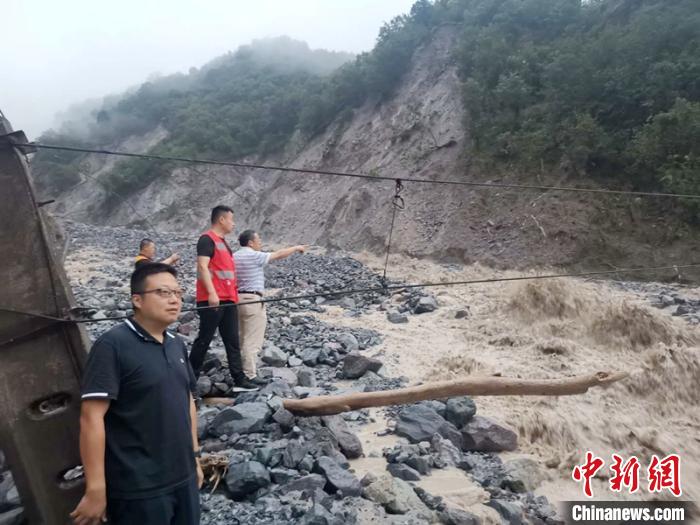 工作人員正在查勘泥石流災(zāi)情。　劉偉建 攝
