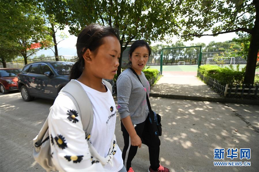 （熱點(diǎn)鮮報(bào)&middot;圖文互動(dòng)）（1）為了大涼山的下一代，她奔赴在助學(xué)路上