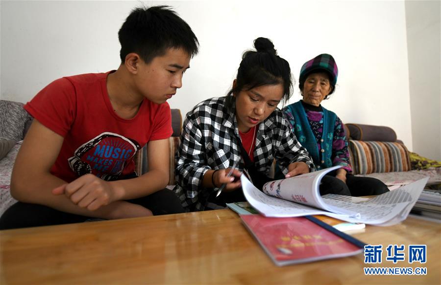 （熱點(diǎn)鮮報(bào)&middot;圖文互動(dòng)）（6）為了大涼山的下一代，她奔赴在助學(xué)路上