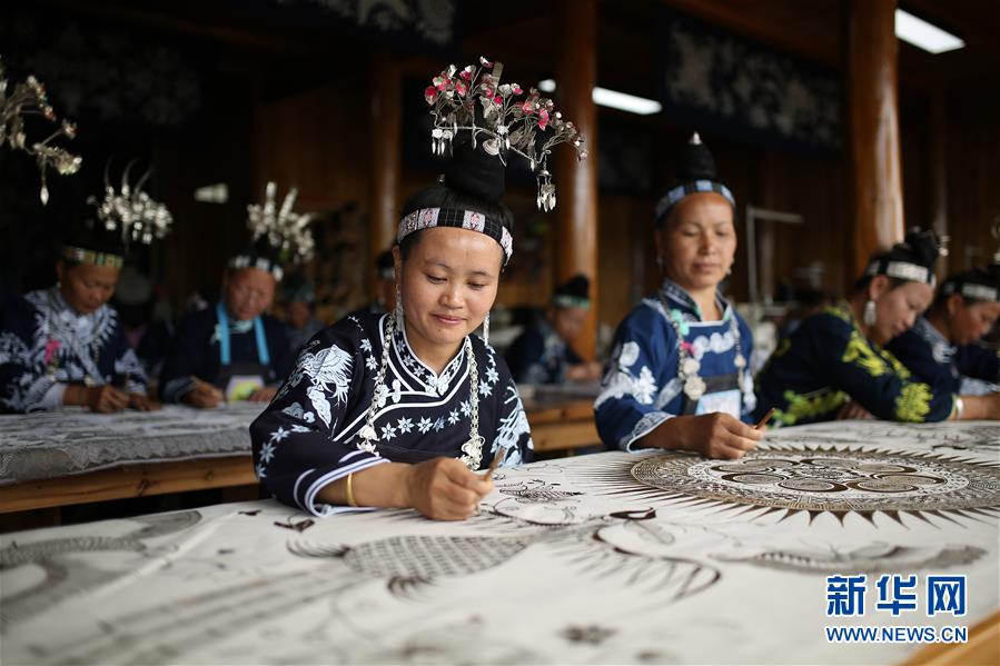 #（決戰(zhàn)決勝脫貧攻堅&middot;圖文互動）（4）一個小鎮(zhèn)&ldquo;撬動&rdquo;整縣脫貧&mdash;&mdash;社會扶貧的貴州丹寨樣板