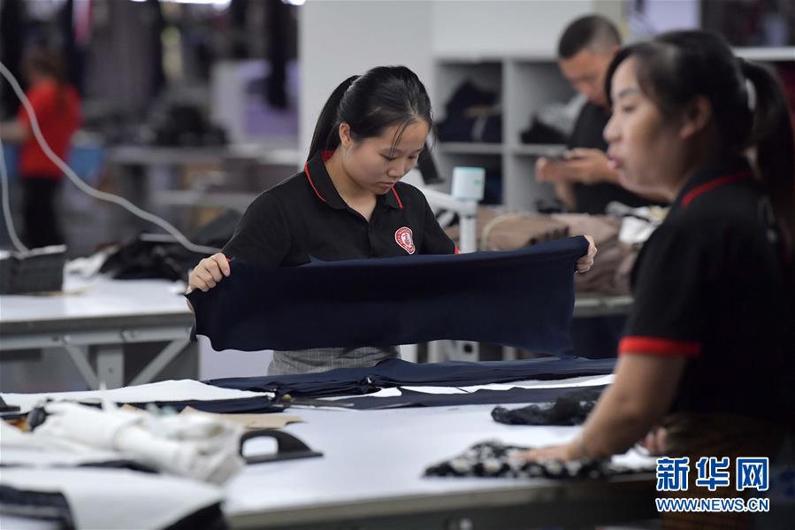 （走向我們的小康生活&middot;圖文互動）（3）&ldquo;一件衣裳&rdquo;，藏著脫貧致富新天地