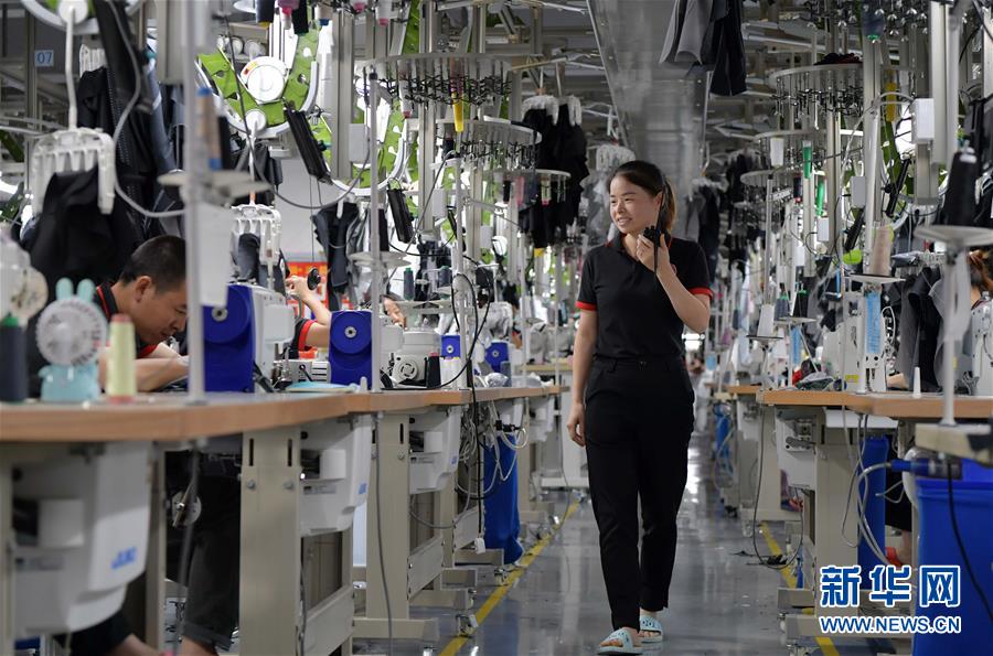 （走向我們的小康生活&middot;圖文互動）（5）&ldquo;一件衣裳&rdquo;，藏著脫貧致富新天地