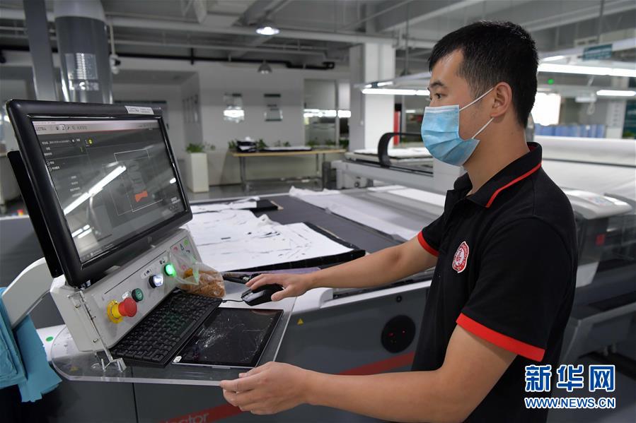 （走向我們的小康生活&middot;圖文互動）（6）&ldquo;一件衣裳&rdquo;，藏著脫貧致富新天地