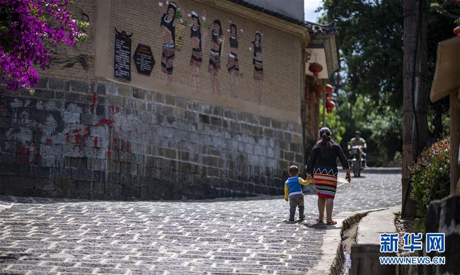 （集中連片特困地區(qū)貧困村調(diào)研行&middot;圖文互動）（3）阿佤人民再唱新歌&mdash;&mdash;云南騰沖市三家村中寨司莫拉佤族村脫貧調(diào)查