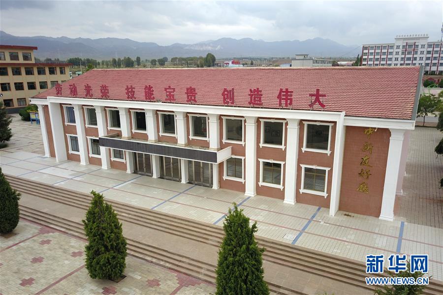 （習(xí)近平的小康故事&middot;新華視界&middot;圖文互動(dòng)）（4）&ldquo;讓每個(gè)人都有人生出彩的機(jī)會(huì)&rdquo;&mdash;&mdash;習(xí)近平和人民教育的故事