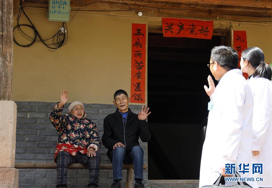 （習(xí)近平的小康故事&middot;新華網(wǎng)&middot;圖文互動(dòng)）（6）&ldquo;真正解決好基層群眾看病難、看病貴問(wèn)題&rdquo;&mdash;&mdash;習(xí)近平和群眾健康的故事