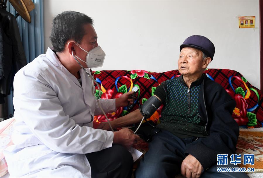 （習(xí)近平的小康故事&middot;新華網(wǎng)&middot;圖文互動(dòng)）（2）&ldquo;真正解決好基層群眾看病難、看病貴問(wèn)題&rdquo;&mdash;&mdash;習(xí)近平和群眾健康的故事