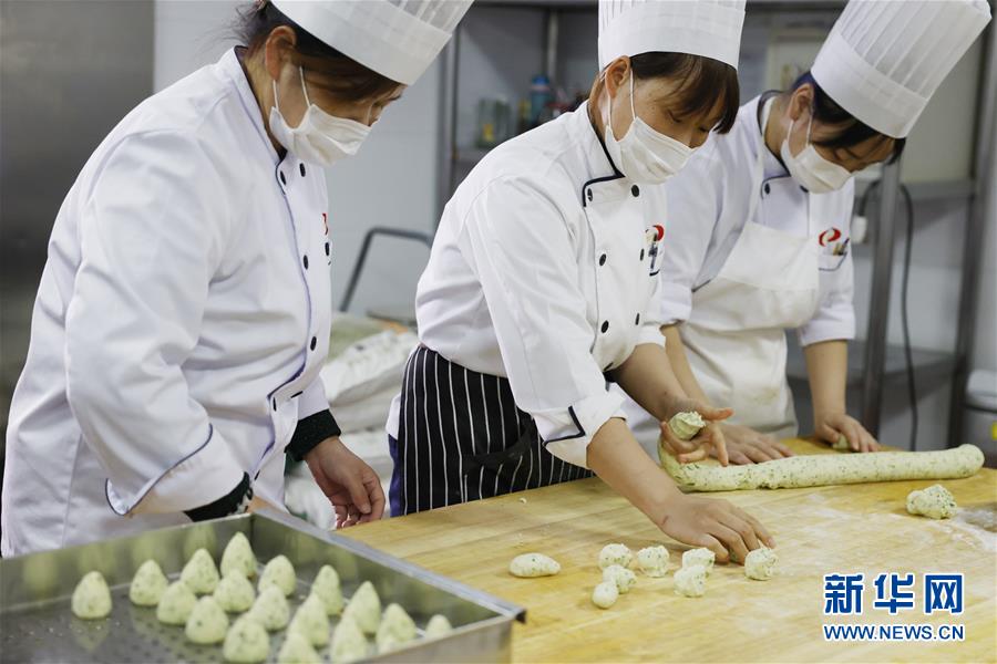 (時(shí)政)(6)黨的十九屆五中全會(huì)厲行節(jié)約反對(duì)餐飲浪費(fèi)見(jiàn)聞