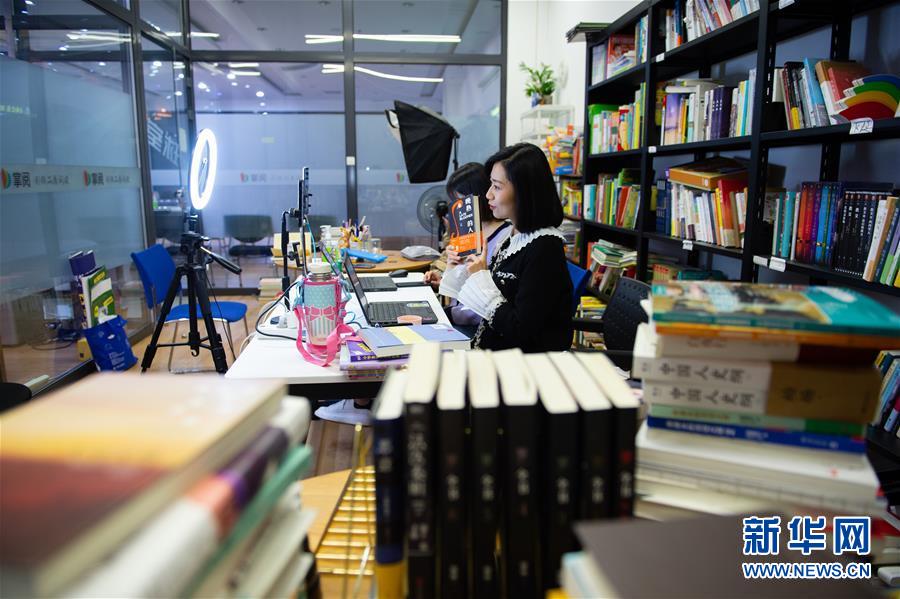 （新華全媒頭條&middot;圖文互動）（3）我們都是讀者&mdash;&mdash;促進全民閱讀 構(gòu)建書香社會 