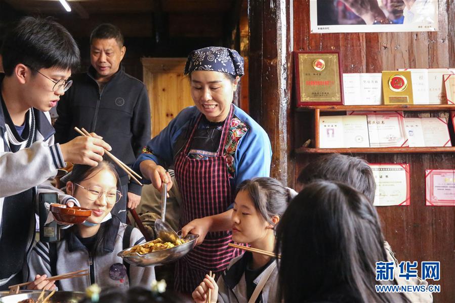 （在習(xí)近平新時(shí)代中國(guó)特色社會(huì)主義思想指引下&mdash;&mdash;新時(shí)代新作為新篇章&middot;習(xí)近平總書(shū)記關(guān)切事&middot;圖文互動(dòng)）（4）精準(zhǔn)扶貧7年，十八洞村&ldquo;長(zhǎng)&rdquo;出10余種新職業(yè)