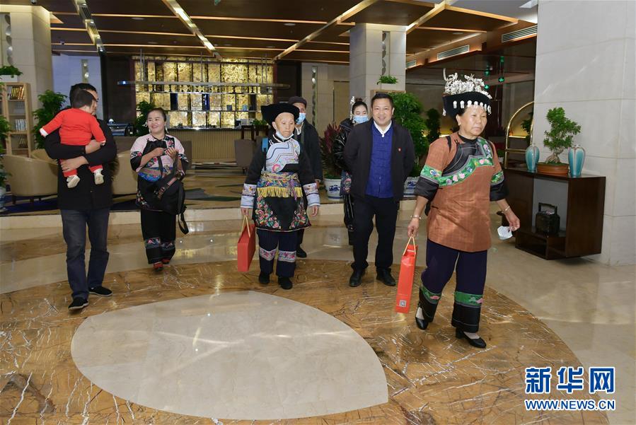 （圖文互動(dòng)）（4）夢(mèng)圓之后追新夢(mèng)&mdash;&mdash;十八洞村村民觀看升國(guó)旗儀式特寫