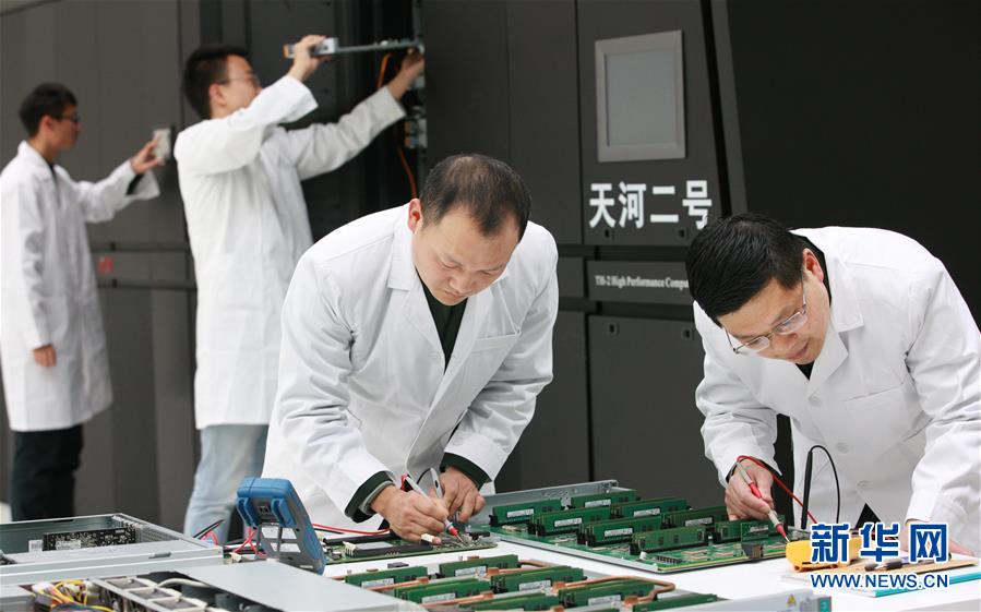 (在習(xí)近平強(qiáng)軍思想指引下·我們?cè)趹?zhàn)位報(bào)告·圖文互動(dòng))(2)向著未來戰(zhàn)場沖鋒——國防科技大學(xué)科研創(chuàng)新記事