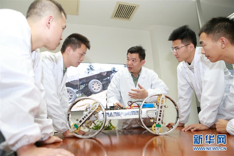 (在習(xí)近平強(qiáng)軍思想指引下·我們?cè)趹?zhàn)位報(bào)告·圖文互動(dòng))(4)向著未來戰(zhàn)場沖鋒——國防科技大學(xué)科研創(chuàng)新記事