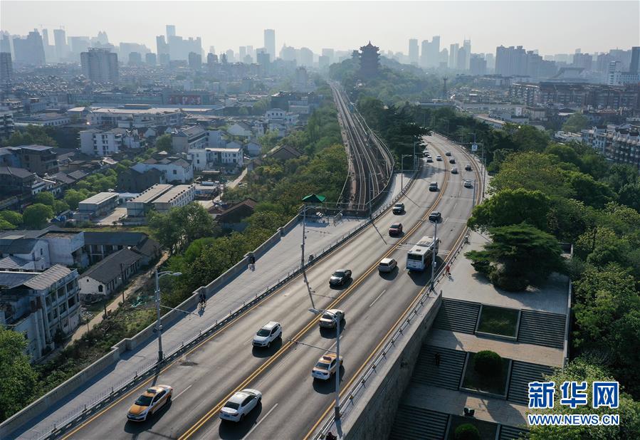 （新華全媒頭條&middot;圖文互動）（13）從人民中汲取磅礴力量&mdash;&mdash;習(xí)近平總書記同出席2020年全國兩會人大代表、政協(xié)委員共商國是紀(jì)實(shí)