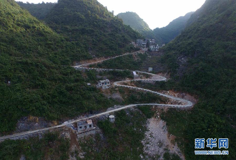 (壯麗70年·奮斗新時代)(12)我們走在大路上