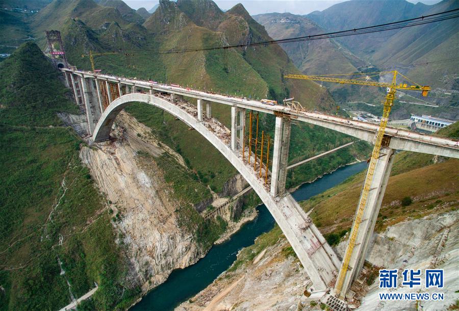 (壯麗70年·奮斗新時(shí)代)(14)我們走在大路上