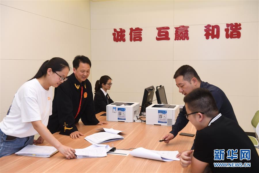 （新華全媒頭條&middot;圖文互動）（8）開啟法治中國新時代&mdash;&mdash;以習(xí)近平同志為核心的黨中央推進(jìn)全面依法治國紀(jì)實